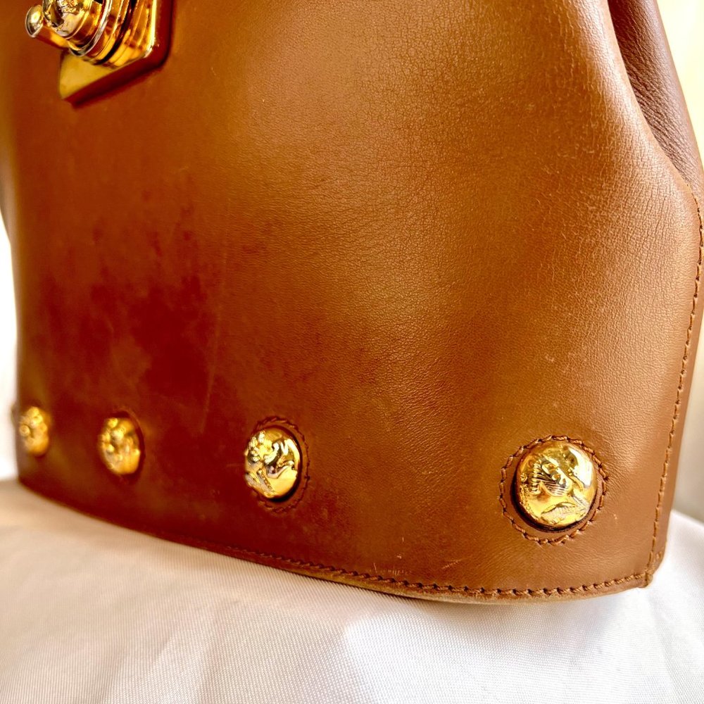 Classic Ferragamo Leather Handbag with Shoulder Strap - Picture 4 of 7